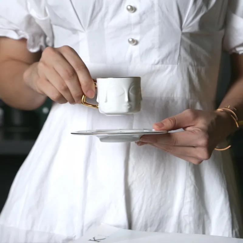 Многосторонняя чашка с человеческим лицом и блюдце в комплекте кофейная кружка