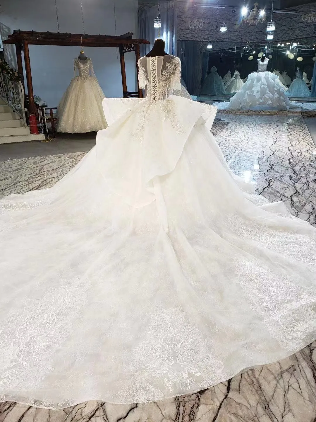 Gorgeous Lace Appliques Wedding Dress 2021 Luxury Beads Short Sleeves Beaded Boat Neck Princess Bride Gown Plus Size