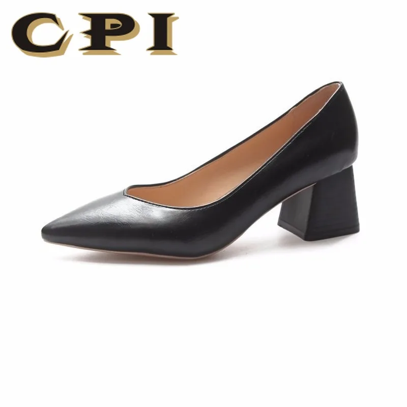 Женские туфли-лодочки из лакированной кожи с острым носком на высоком каблуке |