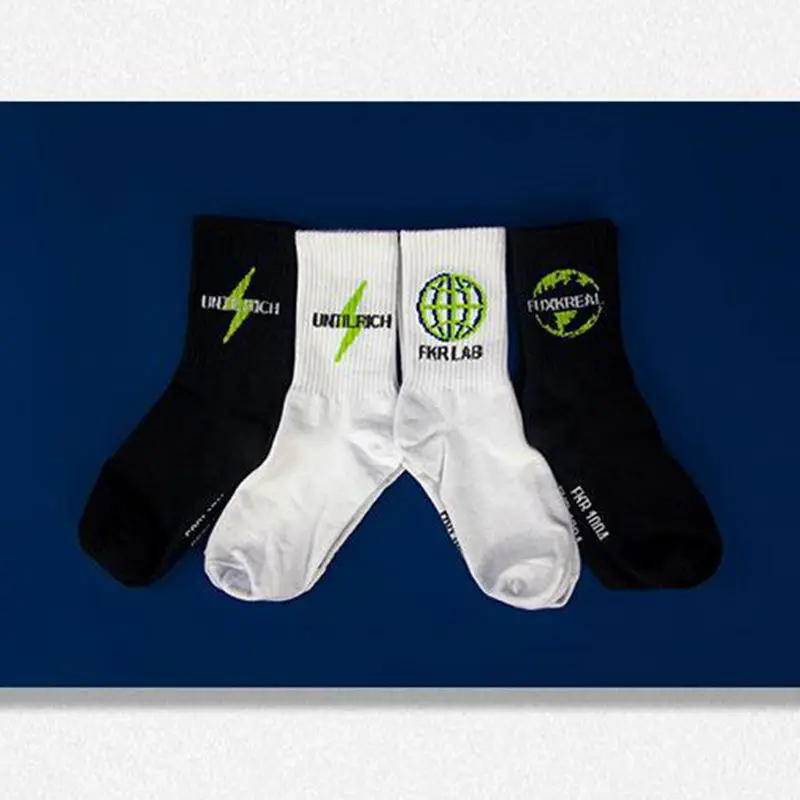 

5 pair New Harajuku tide brand small lightning socks for men and women black and white in-tube sports skateboard socks