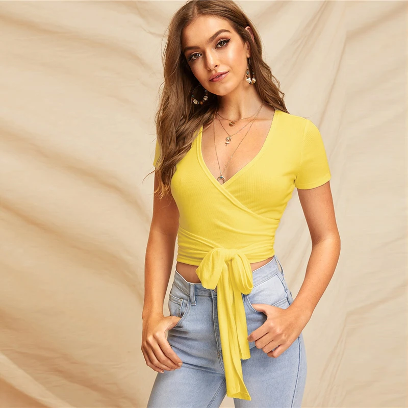 SHEIN, сексуальный облегающий топ с глубоким v-образным вырезом и поясом, женская летняя Элегантная футболка с коротким рукавом