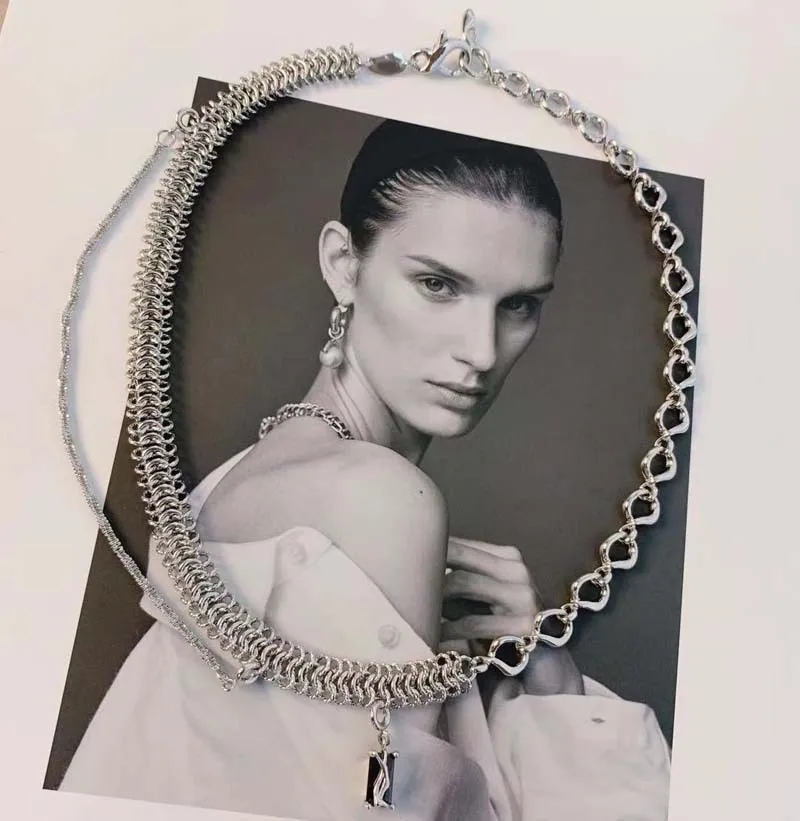 

Цепочка на ключицы с драгоценным камнем в виде паука