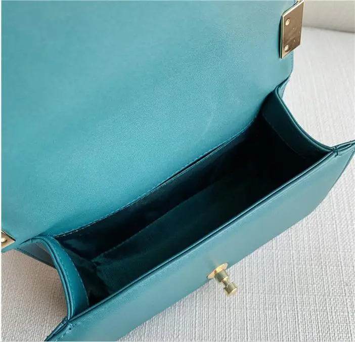 Сумка на плечо женская с откидной крышкой саржевый чемоданчик из овечьей кожи