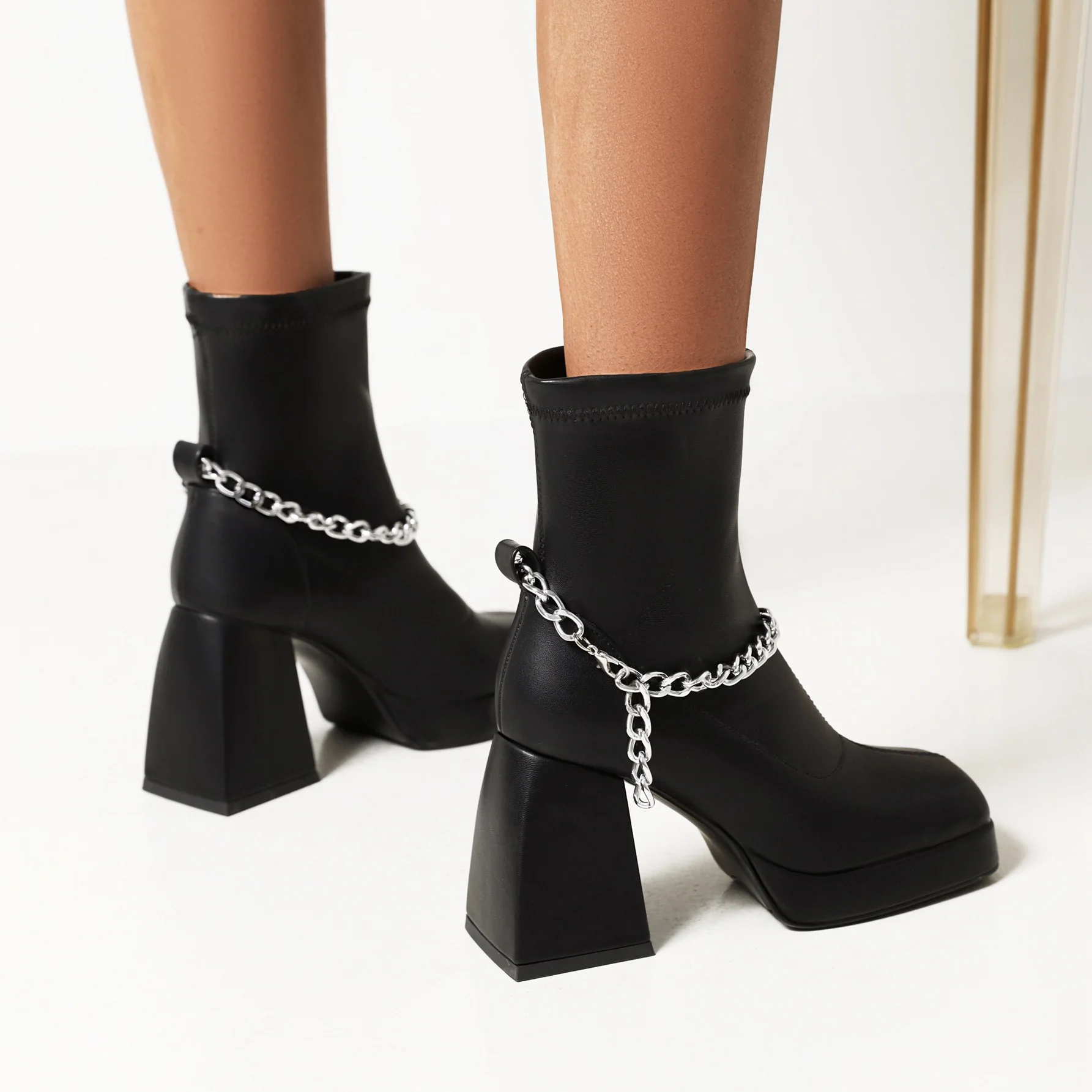 Женские кожаные ботинки с цепочкой черные на платформе блочном каблуке в