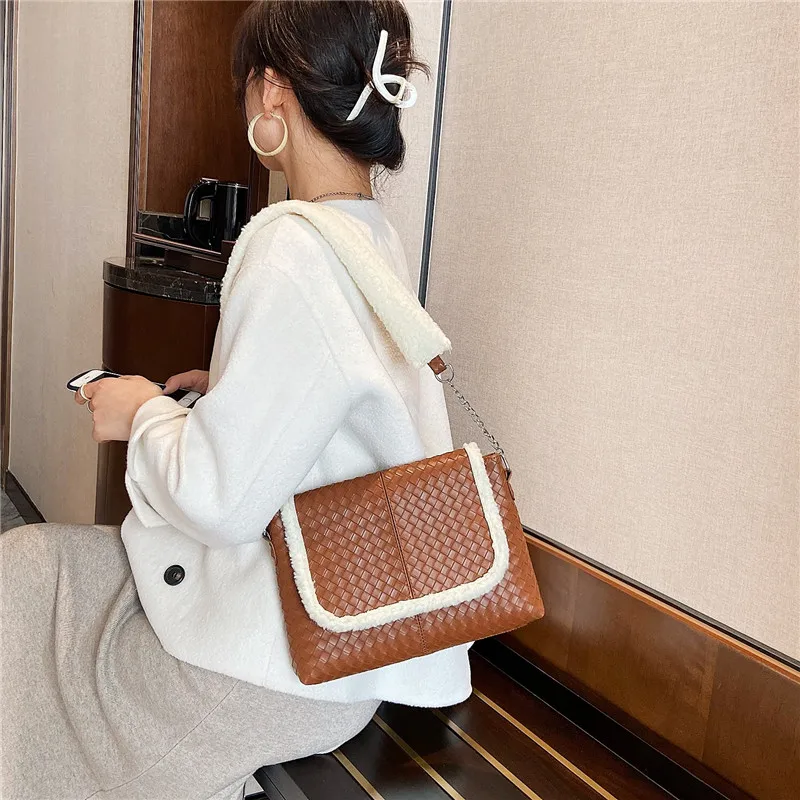 

Brand Designer Plaid Shoulder Bag for Women Plush Edges Flap Tote Bag Chain Plush Strap Armpit Bag Female Fashion Handbag Purse