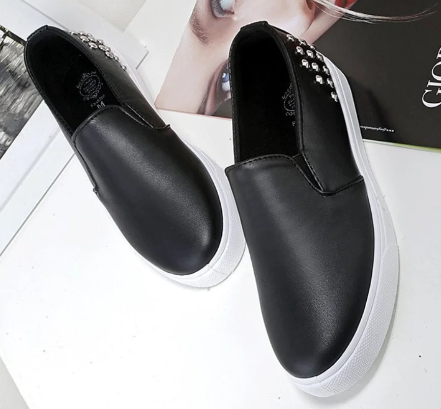 New Style Loafers Ladies Flat Casual Shoes Round Toe Sports Shoes Versatile Soft Bottom Rivet Comfortable Breathable Shoes