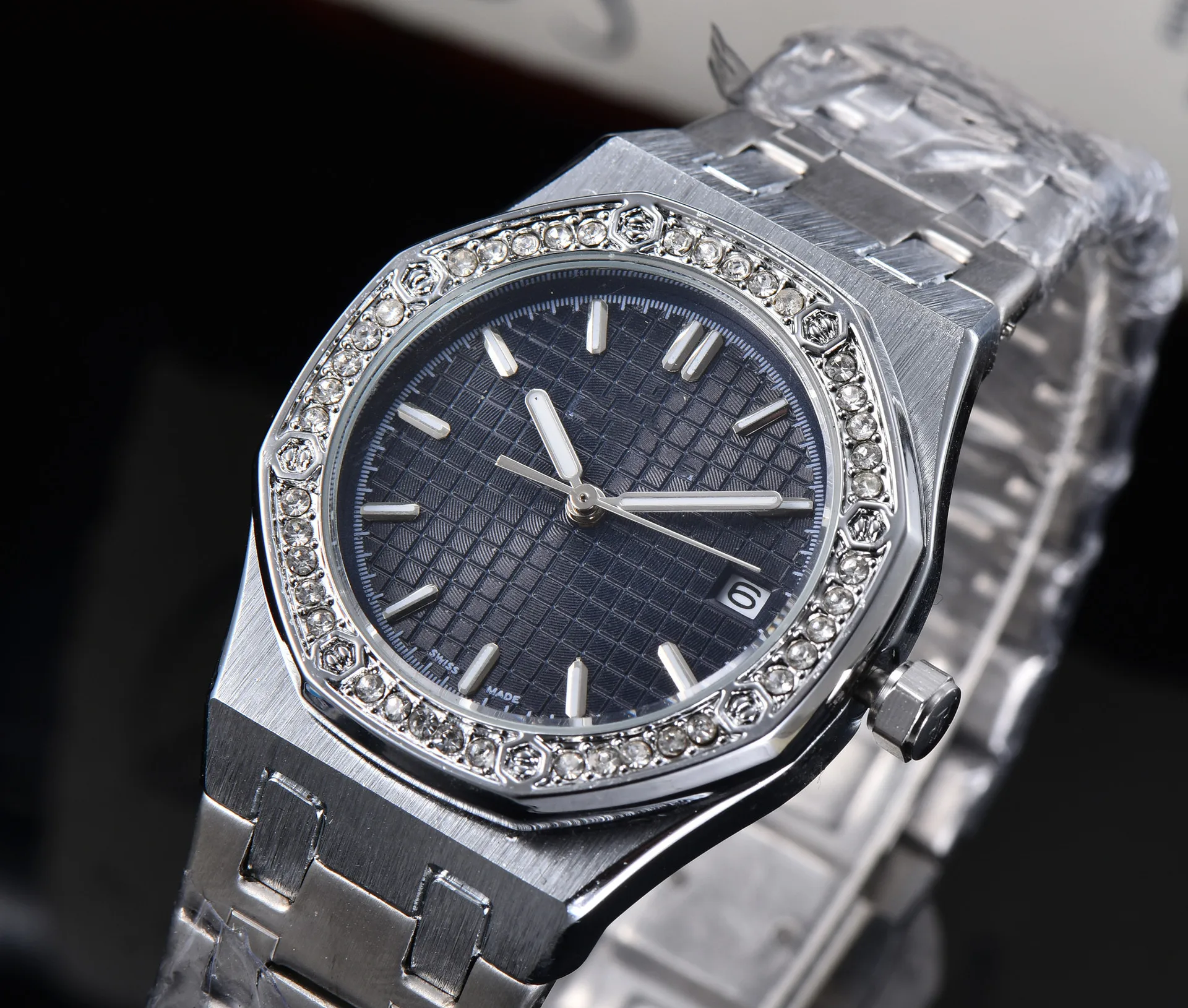 

Instant sell-through fashionable leisure trend Fine Quartz Watch