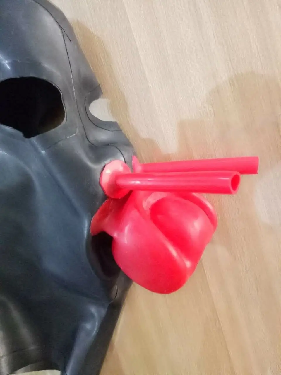 Латексная маска с красными зубами для носа открытыми глазами |