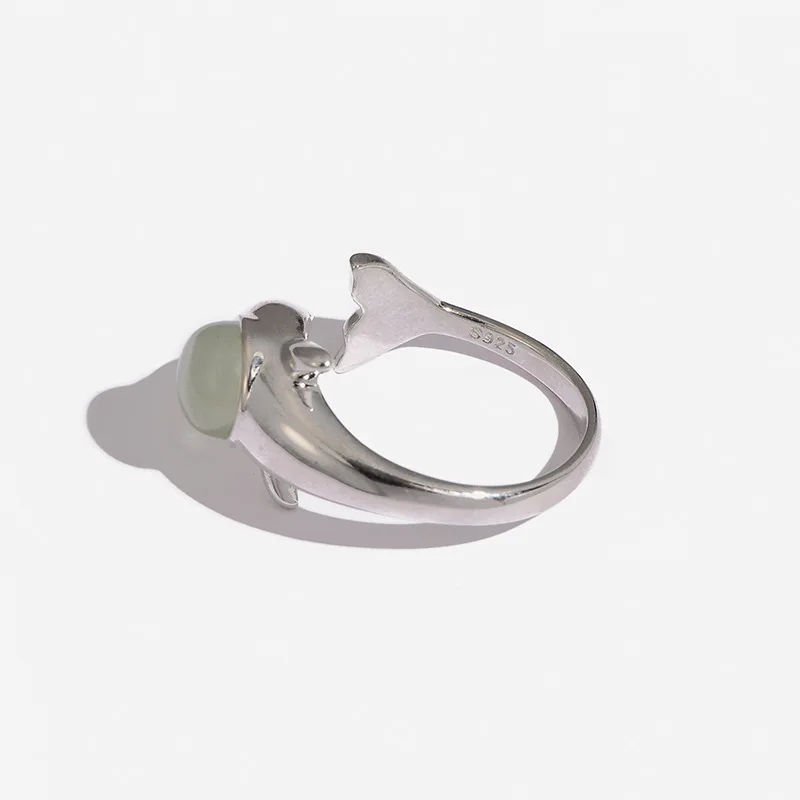 Кольцо женское из серебра 925 пробы с имитацией рыбки-пухе и натуральным камнем |