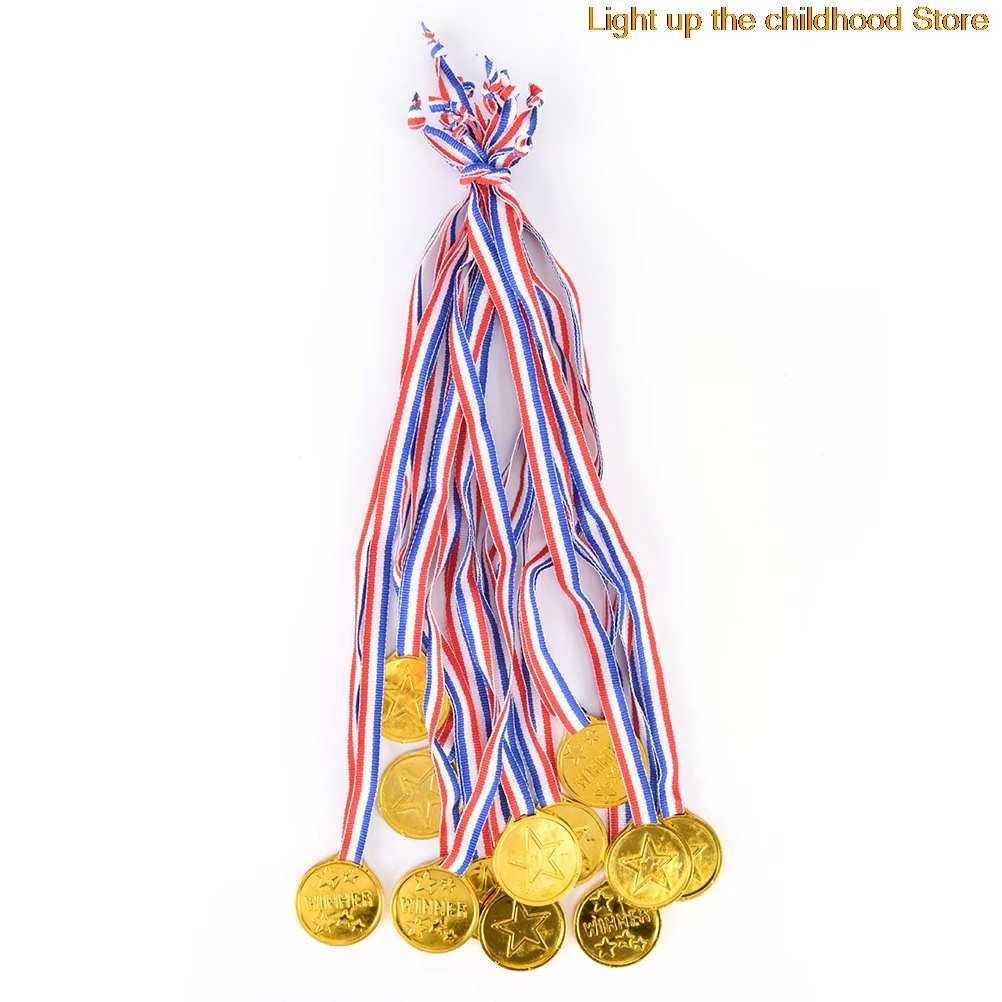 Medallas de plástico doradas para niños, bolsa de premios para fiestas, juguetes para niños, accesorios divertidos para fotos, 12 piezas
