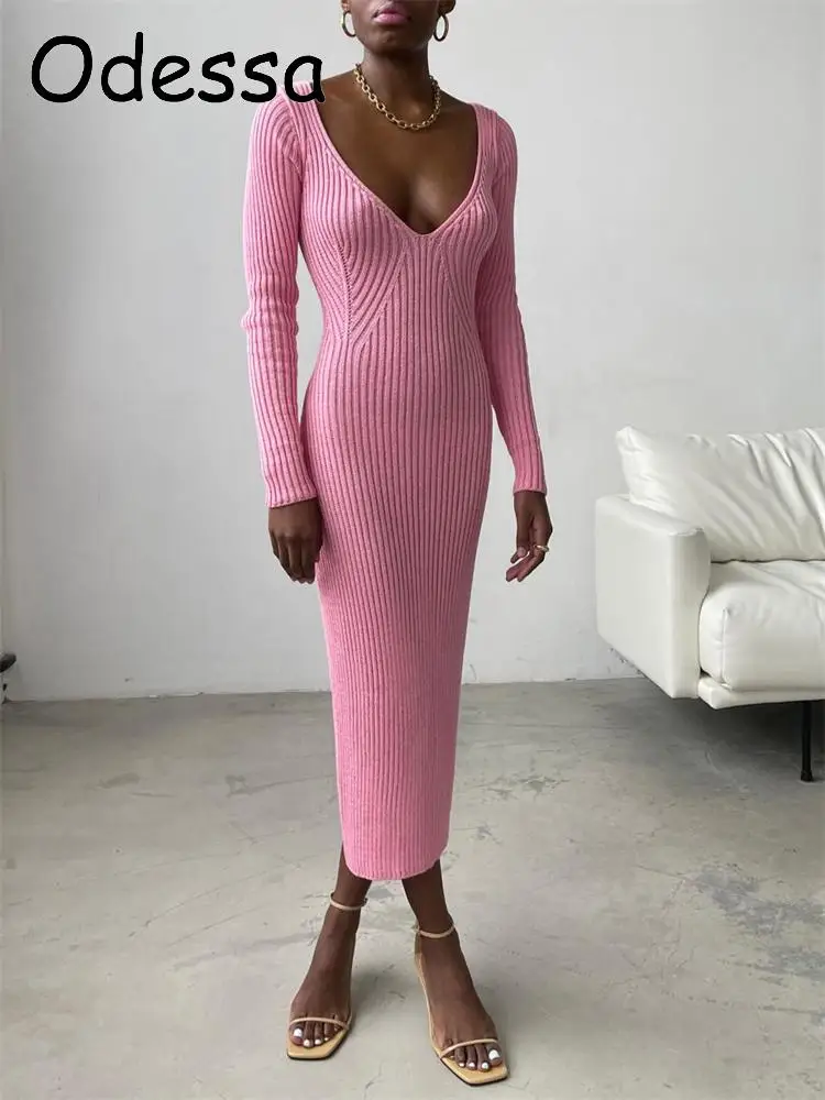 

Платье-миди трикотажное в рубчик с V-образным вырезом и длинным рукавом