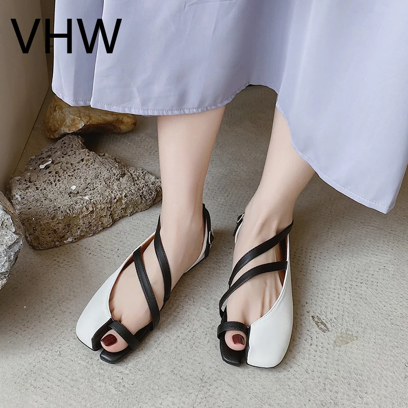 

2021 Summer Luxury Design Fashion Square Separated Toe Sandals Casual Vintage Narrow Band Flats Ladies Elegant Beach Flip Flops