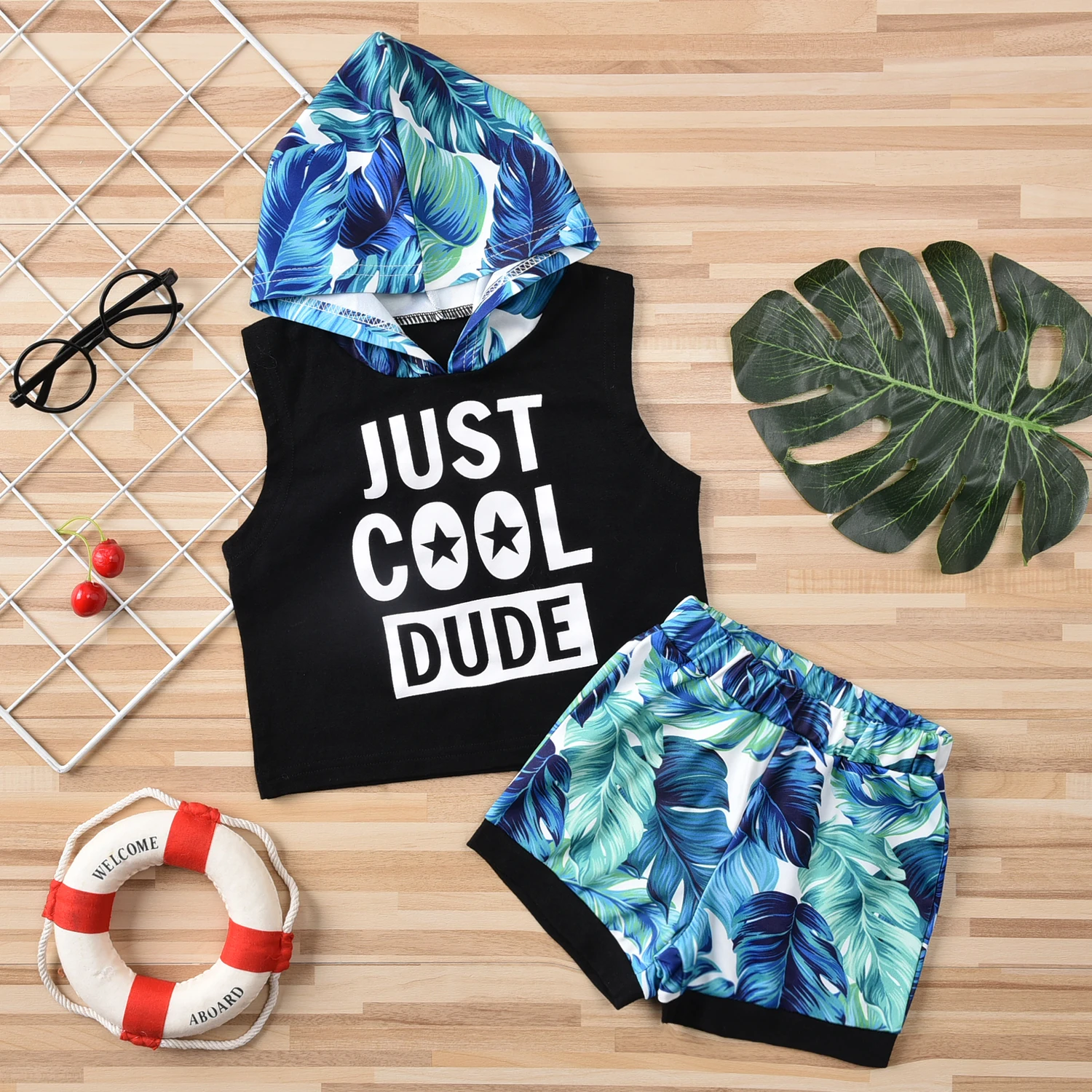 Костюм детский из 2 предметов пуловер без рукавов с капюшоном и шорты принтом