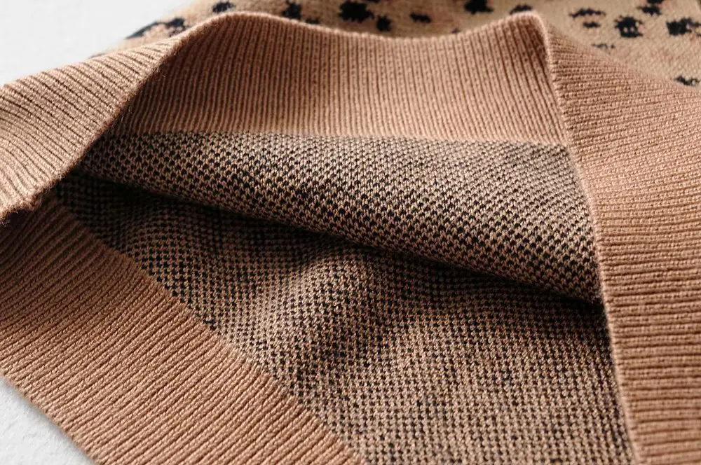 Женский трикотажный топ поло укороченный с леопардовым принтом разрезом на