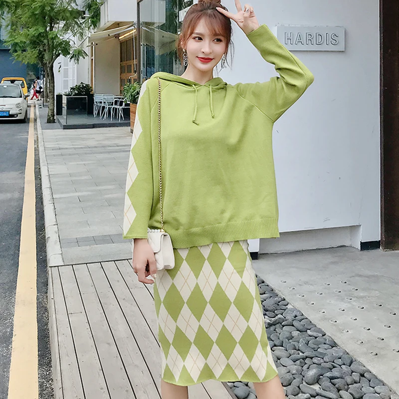 Зеленый трикотажный свитер с капюшоном повседневная юбка новинка 2020 костюм