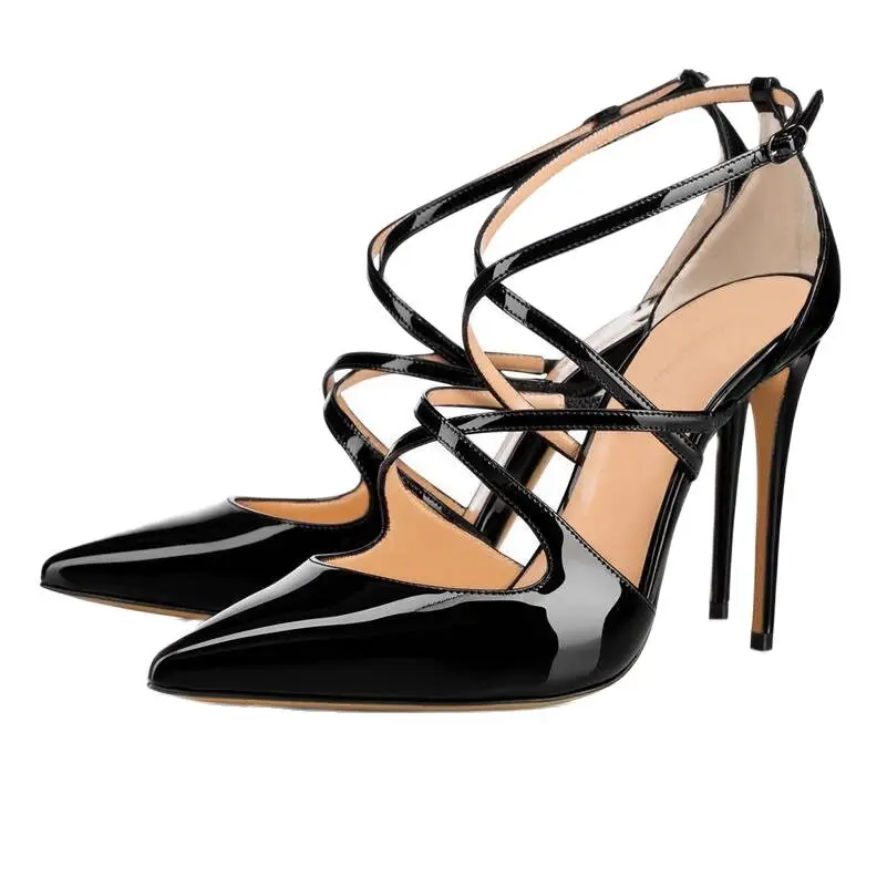 

Очаровательные пикантные туфли-лодочки с острым носком и перекрестной шнуровкой на тонком высоком каблуке из лакированной кожи; модные лет...