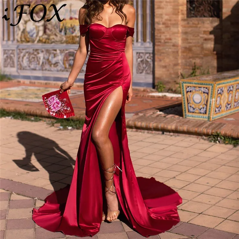 Женское платье макси IFox красное с вырезом лодочкой открытыми плечами и разрезом