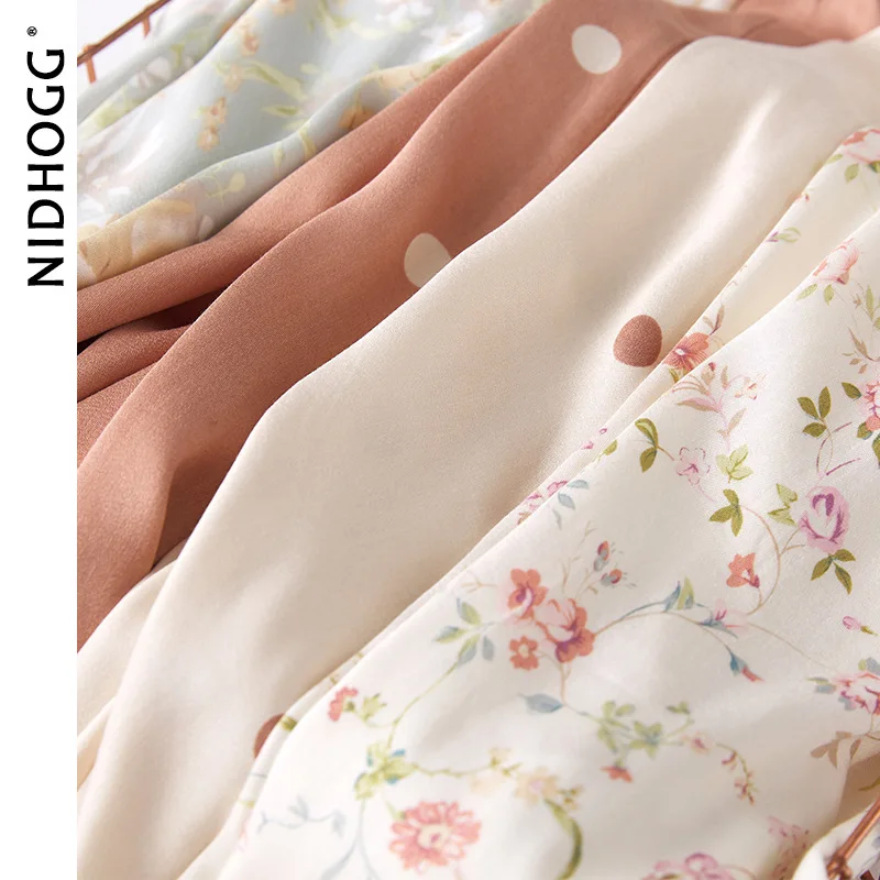 Женская ночная рубашка из вискозы и сатина на тонких бретелях без рукавов с