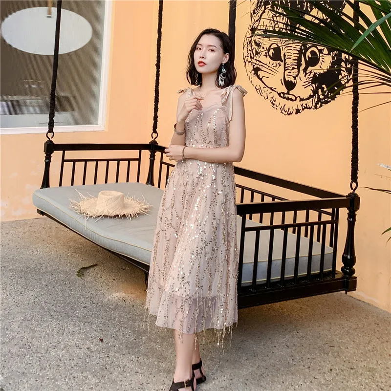 Женское летнее осеннее платье с блестками на бретелях цвета шампанского