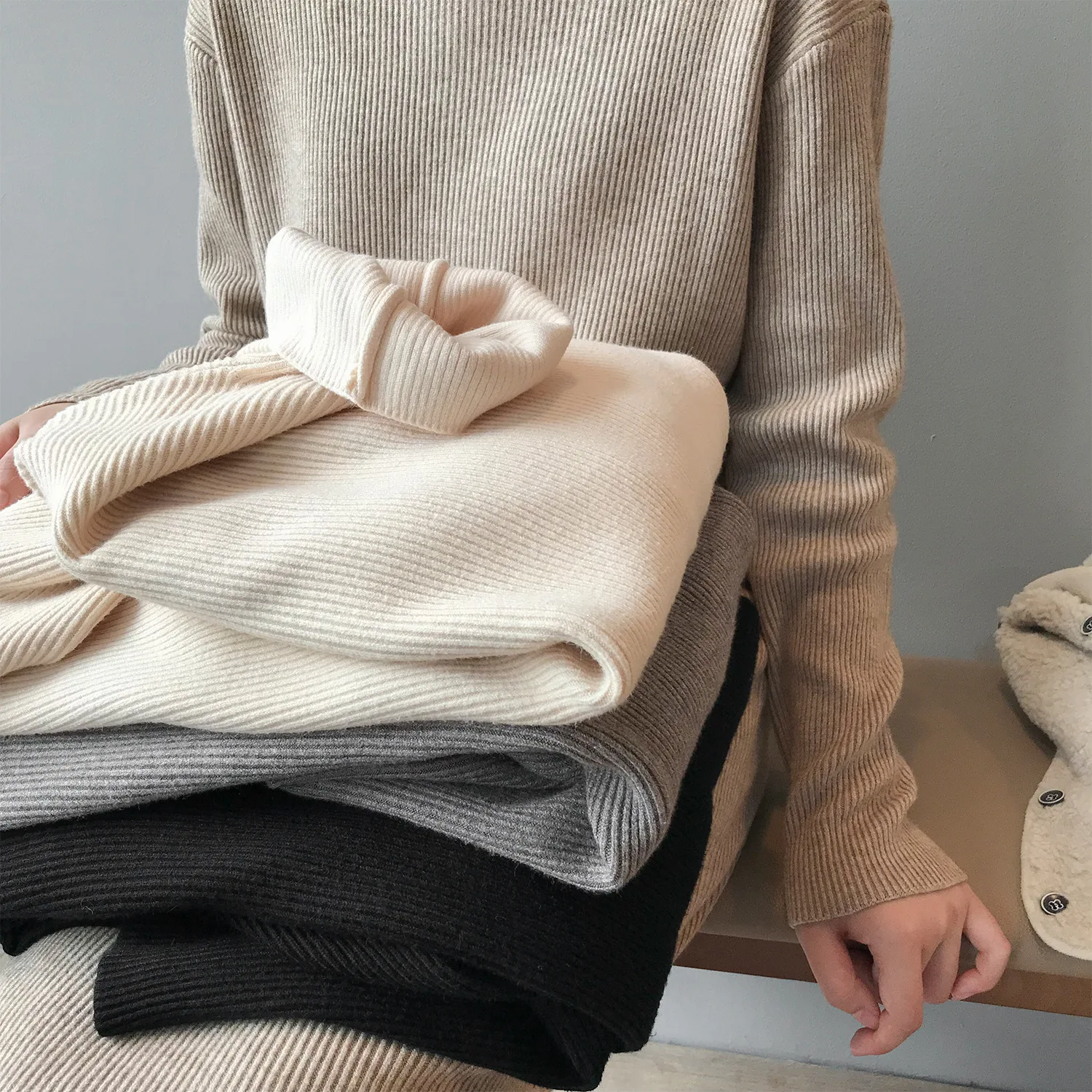 Женское платье-свитер с высоким воротником средней длины однотонное модное