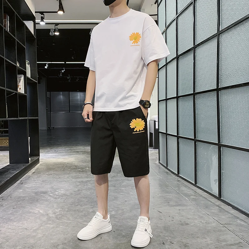 Мужской спортивный костюм из двух предметов: футболка и шорты | Мужская одежда