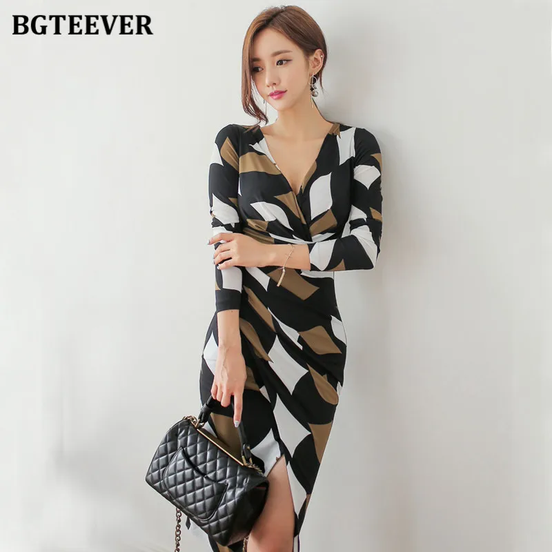 Женское облегающее платье с геометрическим принтом весеннее разрезом и узкой