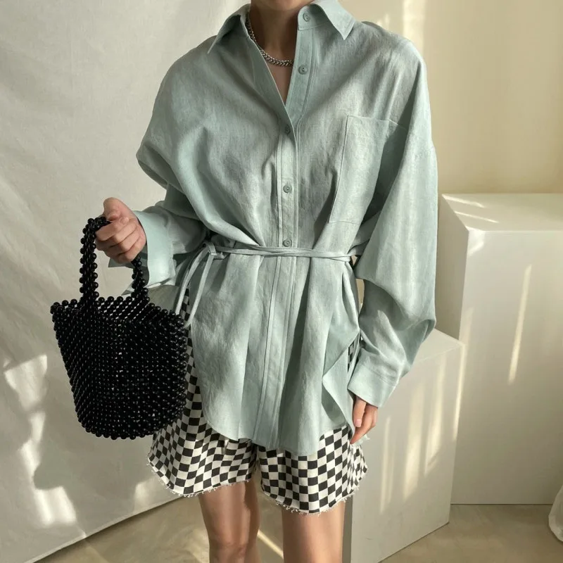 

Необычная Женская однобортная рубашка с длинным рукавом, женский топ, свободные летние однотонные Блузы с лацканами на шнуровке