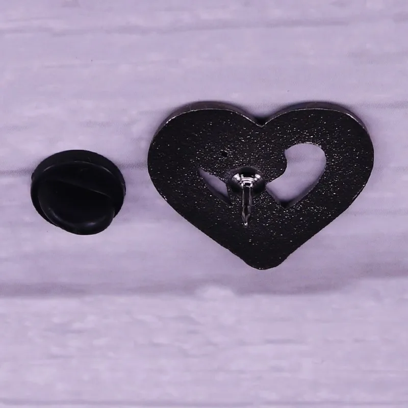 Черно коричневая эмалированная брошь в виде домика талисмана змеи животного