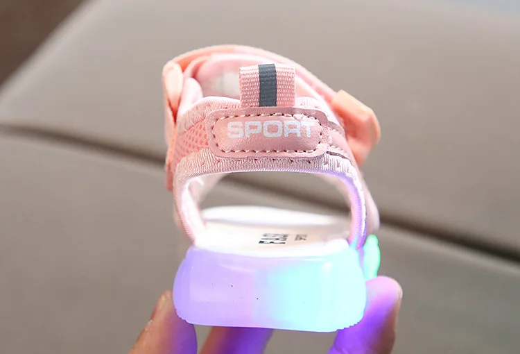 Детские светящиеся сандалии светодиодные тапочки кроссовки для начинающих