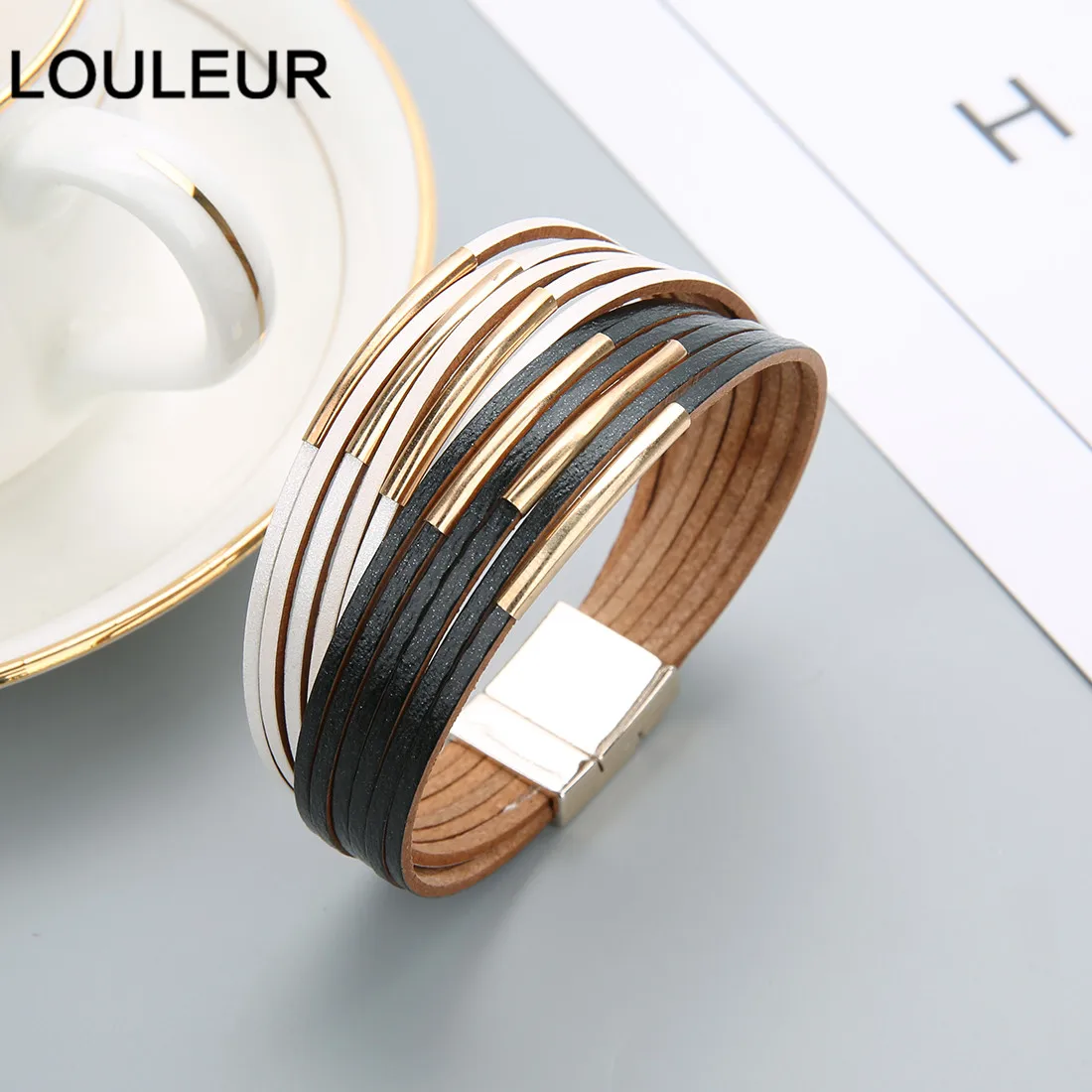 Женские кожаные браслеты LOULEUR многослойные на магните золотистого цвета