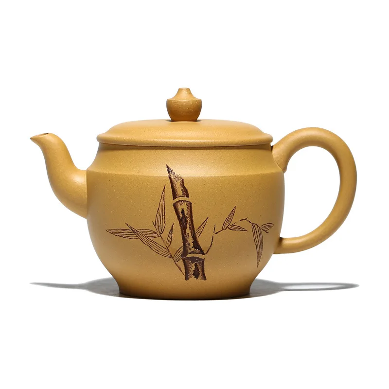 

Handmade engraving of teapot with teapot in rain