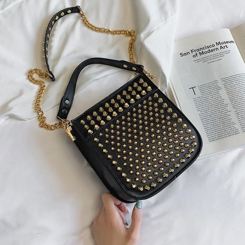 Индивидуальность заклепки портативные сумки для женщин 2019 модная женская сумка
