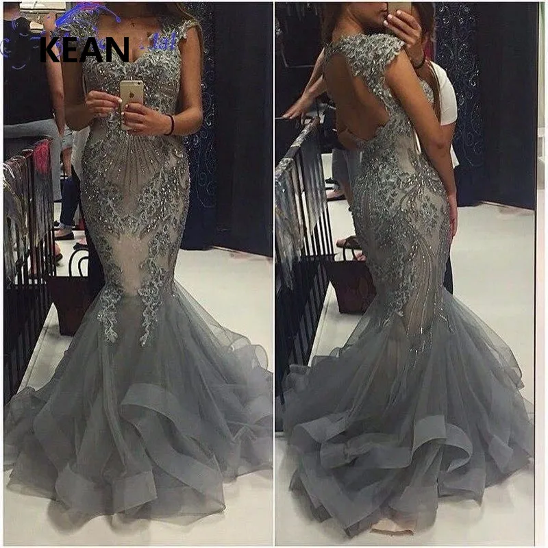 Серое вечернее платье с v-образным вырезом и рукавами-крылышками открытой спиной