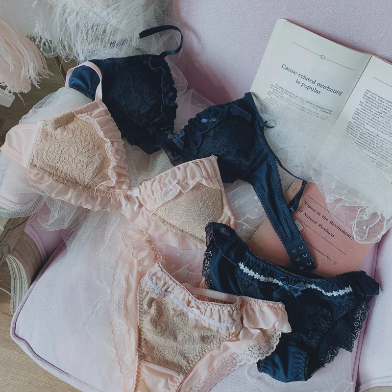

Комплект женского кружевного нижнего белья из бюстгальтера и трусиков