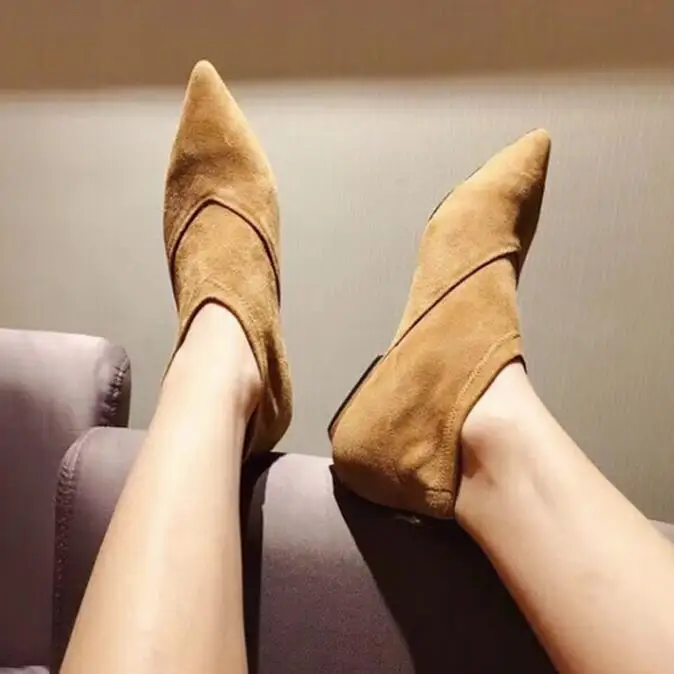 Женские замшевые ботильоны с острым носком короткие ботинки на плоской подошве