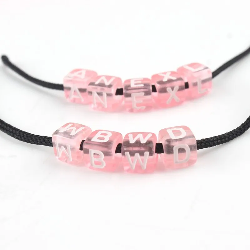 Акриловые бусины с английской буквой 6*6 мм смешанные Розовые Квадратные буквами