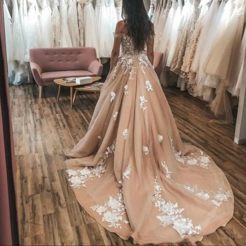 

Romantic Off the Shoulder A Line Wedding Dress Lace Applique Crost Back Bridal Gowns Court Train robes de marie Plus Size