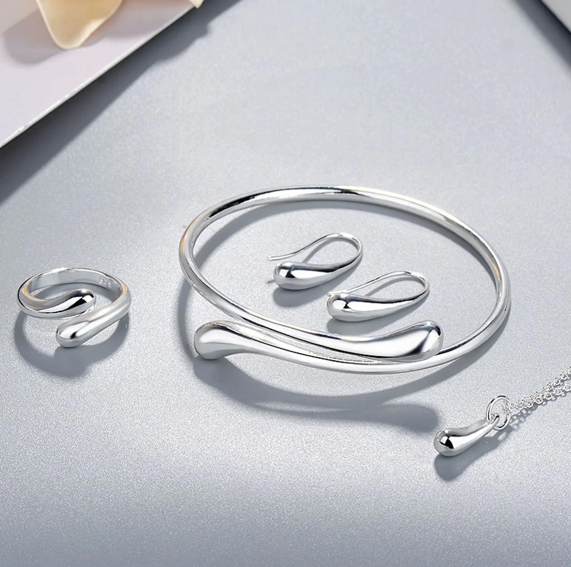 

Комплект из колье, серёг и кольца, из серебра 925 пробы