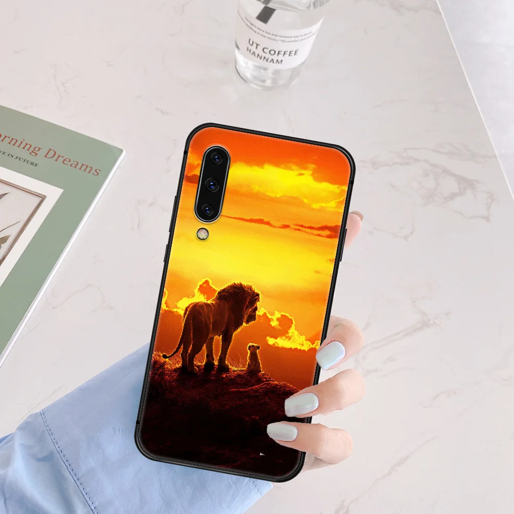 

Cartoon Cute Lion King Phone Case Cover For Samsung Galaxy A7 8 10 20 20e 21 30 30S 31 41 50 50S 51 70 71 91 black Hoesjes
