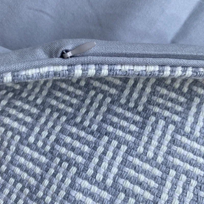 Серые подушки в романтическом стиле простые декоративные наволочки для дивана