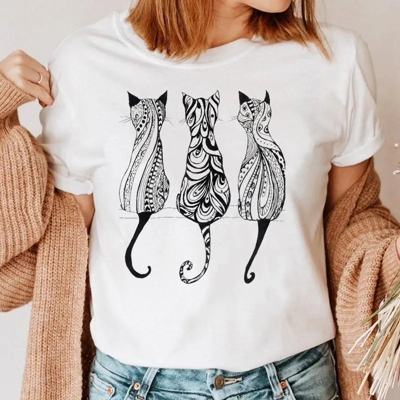 

Женская футболка с коротким рукавом, принтом кота и цветов