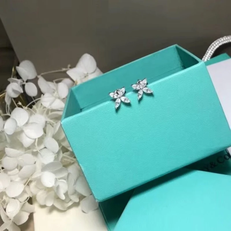 Женские классические серьги-гвоздики из серебра 925 пробы с четырьмя лепестками |