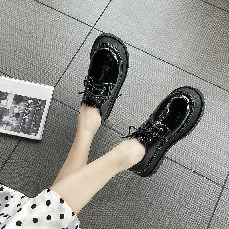 Брендовая женская обувь на платформе толстой мягкой подошве черные лоферы с