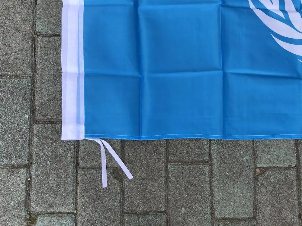 Флаг Организации Объединенных Наций 90 * 150 см ручной махающий флаг с национальностью всех стран на столе.