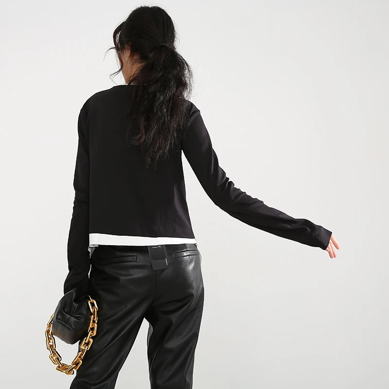 

[EAM] Women Black Contrast Color Irregular T-shirt New Round Neck Long Sleeve Fashion Tide Spring Autumn 2021 1DC65701S