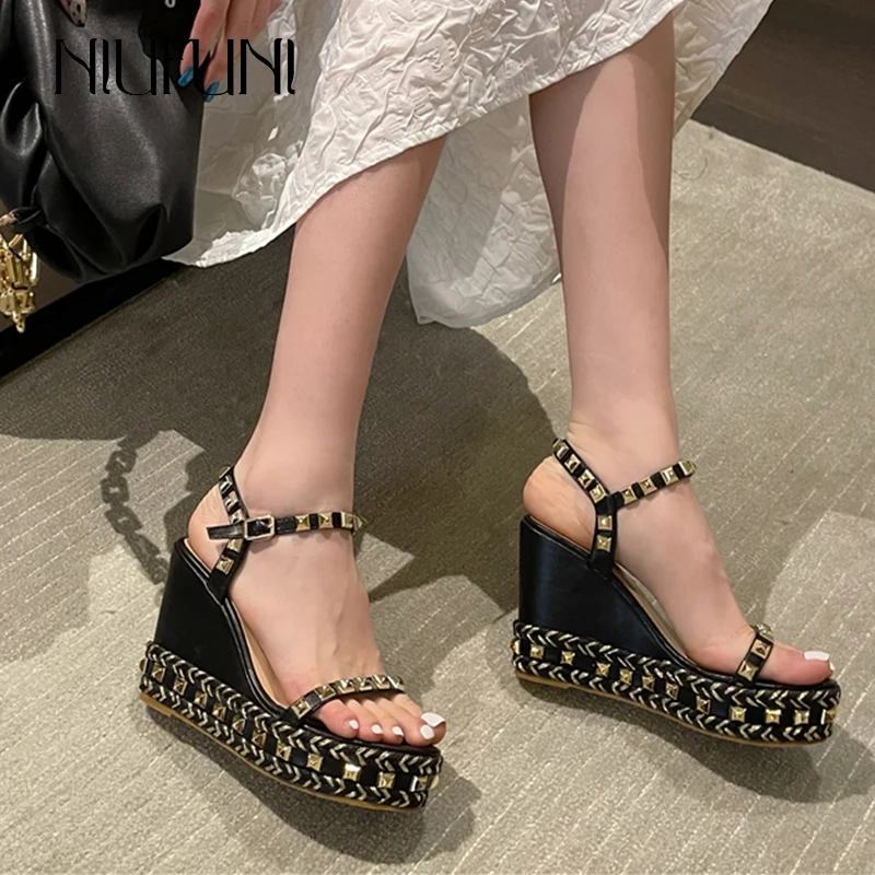 

NIUFUNI Women's Shoes 2022 New Early Spring Rivet Buckle Wedge Thick Bottom High Heel Woven Sandals Size 34-39 Party Shopping