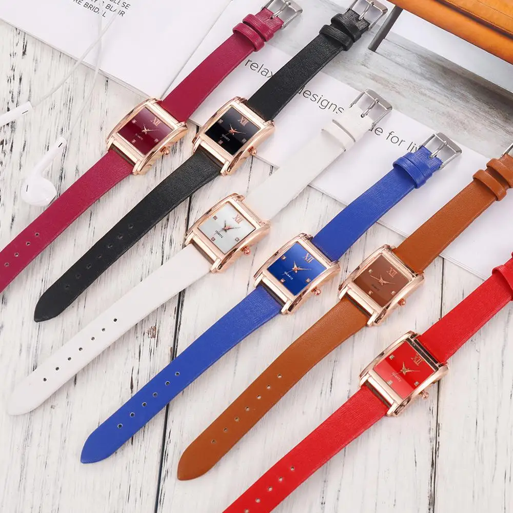 Часы женские кварцевые с маленьким квадратным циферблатом и кожаным ремешком |