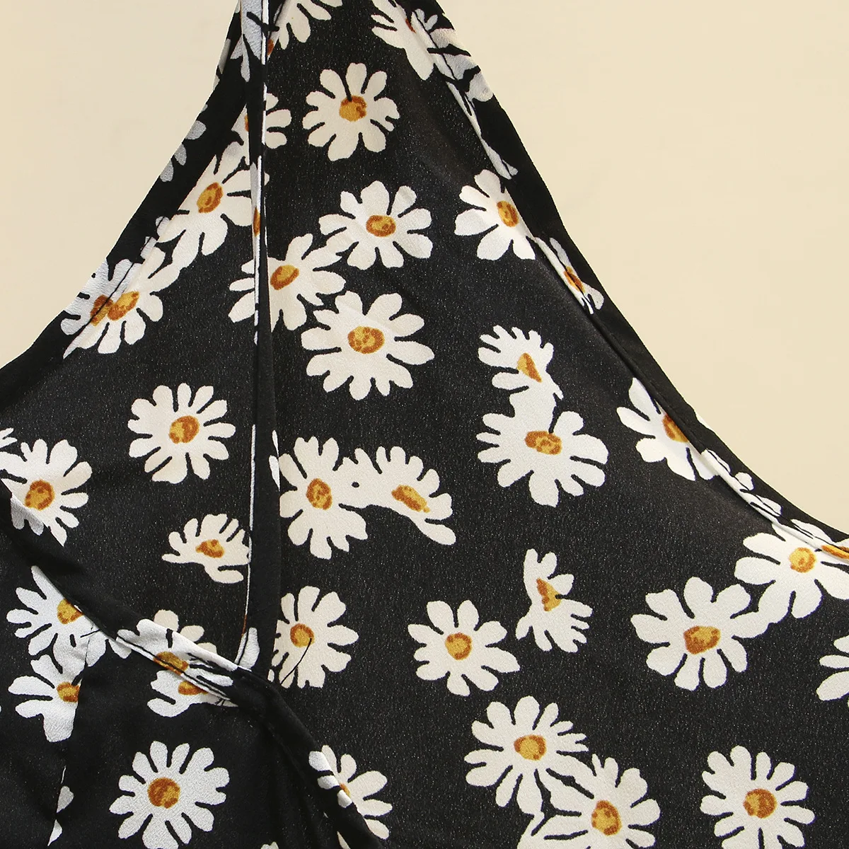 Женское летнее платье женское цельнокроеное на бретельках с ромашками модное