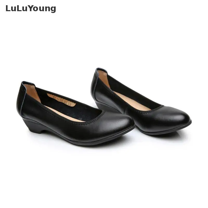 Женские черные Цвет на танкетке удобные Обувь среднем каблуке офисная обувь для