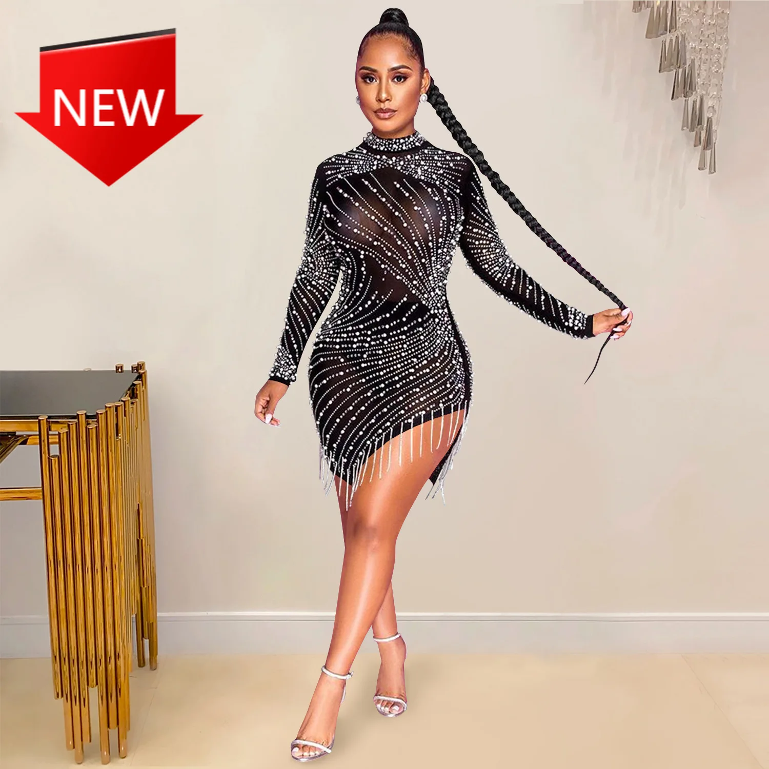 

Платье-мини с круглым вырезом, длинным рукавом и стразами